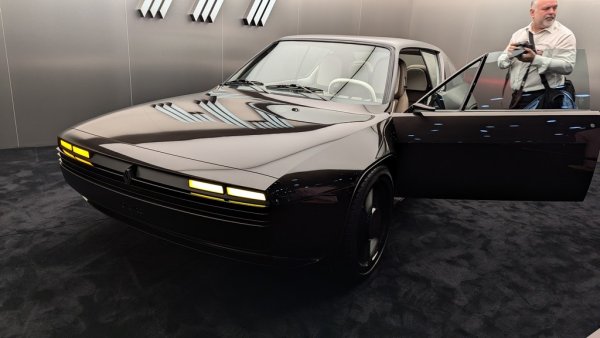 Renault без съмнение бе най-активната френска марка на Парижкия салон тази година. Освен новите модели и прототипите, тя показа и този ефектен рестомод на базата на Renault 17, създаден в партньорство с дизайнера Ора Ито. С електрическо задвижване и 270 коня мощност, тази кола изглежда точно така, както феновете на Ford Capri очакваха да изглежда възраждането на легендарния модел. Но останаха разочаровани. 
