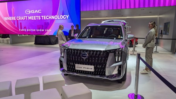 GAC е поредната китайска марка, натрупала достатъчно инерция у дома, за да мисли вече и за европейския пазар. ES9, който в родината си се продава под марката Trumpchi, е плъг-ин хибрид с 26-киловатчасова батерия и двулитров бензинов мотор. Цената в Китай е 40,000 долара, в Европа ще е по-височка. 
