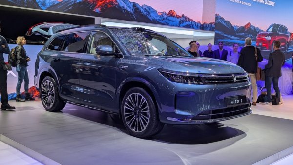 Леко променена за Европа версия на китайския кросоувър, който в родината си се нарича Wenjie M7. AITO е марка на китайския производител Seres, познат у нас с бранда си DFSK, но е разработена в тясно партньорство с гиганта Huawei. 
