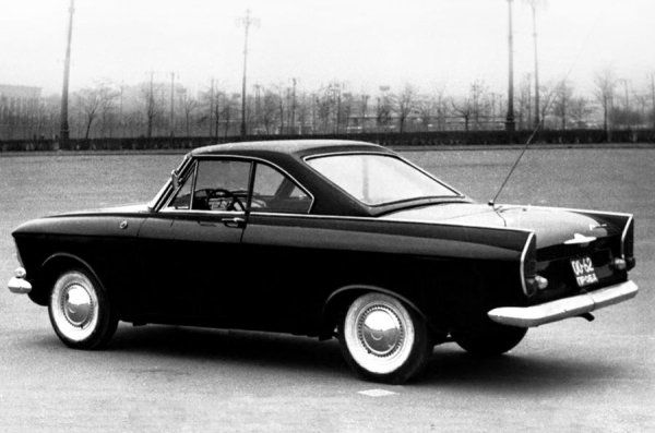 Автомобилът е построен в две бройки (черна и синя) на базата на обикновения седан Москвич-408, като имало идея за старт на малосерийно производство. Купето на първият екземпляр е максимално унифицирано с това на "донора" и е направено от стомана. Разликата с конвенционалния модел била само по рамката на челното стъкло и подвижния покрив от фибростъкло.