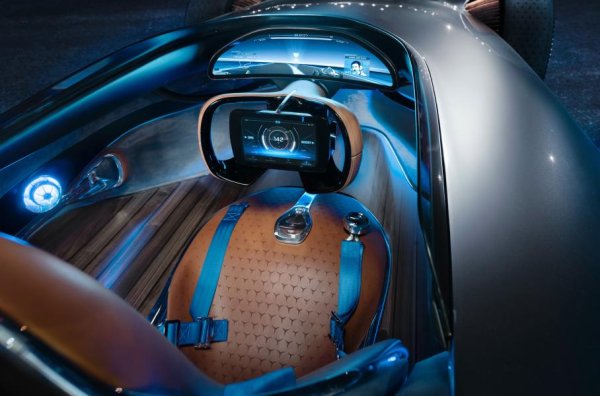 В купето се залага на кафява кожа, дървени вложки и полиран алуминий. Системата Virtual Race Coach позволява виртуално да се състезавате с историческите и настоящите състезателни автомобили на марката. Автомобилът е с електрическо задвижване, като мощността е 750 к.с., но се предлага имитация на звука на двигателя. Така може да бъде избран &bdquo;гласа&ldquo; на болид от Формула 1 или на V8 двигател от Mercedes-AMG. Батерията с капацитет 80 кВт/ч осигурява пробег от 400 км. 