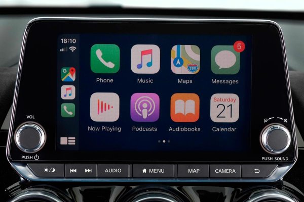 Сред най-ненадеждните автомобили през 2025 г. е забележително, че 56,7 от всеки 100 проблема (наричани по-нататък ПП) са свързани с мултимедийната система. По-конкретно, със свързаността, нещо много важно в днешно време.

Така, както Android Auto, така и Apple CarPlay постигнаха резултат от 8.9 ПП, докато Bluetooth отбеляза 5.5 ПП. Включена е и свързаност със собствени приложения на производителя, с резултат от 4.7 ПП.
