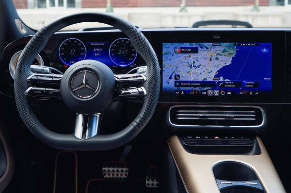 Актуализациите на софтуера, подобни на тези на мобилни телефони, стават все по-често срещани в превозните средства, както при тези с електрифицирани силови агрегати, така и при колите с ДВГ. Логично, първите са по-склонни към това поради технологичната си сложност.

Днес обаче няма нито един нов модел без информационно-развлекателна система, колкото и базова да е тя. Актуализациите по въздуха не са били напълно успешни, като се има предвид, че според JD Power само 27% от собствениците са забелязали подобрения след получаването им. А 58% казват, че не са забелязали абсолютно нищо.
