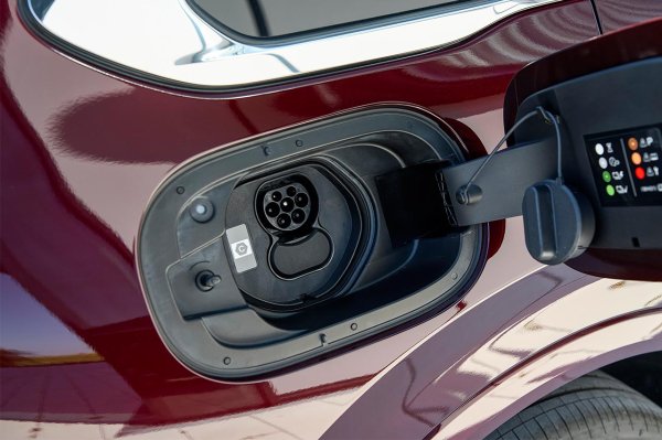 Новите технологии за задвижване все още имат място за подобрение, а plug-in хибридите (известни също като PHEV) са получили множество критики от потребителите. Всъщност, те имат най-високия процент на повреди от всички превозни средства в това проучване.

Според JD Power, резултатът им е 281 ПП, което е увеличение с 39 ПП в сравнение с миналата година. Всъщност, резултатите, получени от електрическите и хибридните автомобили, са съответно 237 ПП100 и 213 ПП. Що се отнася до колите с ДВГ, при тях резултатът е спаднал с две точки до 198 ПП.
