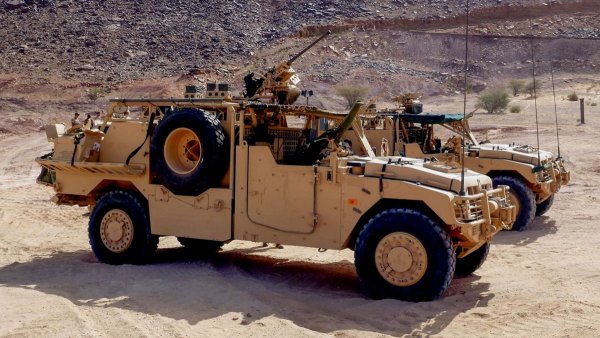 Друго подобие на Hummer носи логото на Renault. При това с уважителна причина: през 2007 г. Renault Trucks (сега собственост на Volvo) произведе лек тактически автомобил за френската армия, със задвижване на всички колела, турбодизелов двигател с мощност от 215 конски сили, пет места и няколко опции на брониране. През 2010 г. французите частично демобилизираха своята Sherpa, като представиха гражданската версия Carrier с товарна платформа. Но сред обикновените пикапи и лекотоварни автомобили бившият "воин" все още се открояваше.