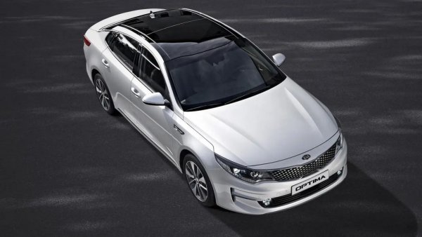 Както и при Ceed, и при по-голямата Optima (Magentis за някои пазари) първите поколения бяха твърде безлични и скучни за европейските вкусове. Шрайер бързо оправи нещата с третата генерация. 
