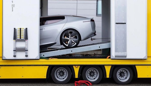 Когато най-накрая се появи в самия край на 2017, с две години закъснение, серийният Stinger бе загубил някои от най-атрактивните черти на прототипа - най-вече под натиска на счетоводителите. Тук дизайнът е на Ан Сан-хун под ръководството на Шрайер. 
