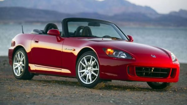 S2000 беше в много отношения идеалният модел, с който да приключи едно доста впечатляващо десетилетие за Honda, и предлагаше по-достъпен начин да се човек да се наслади на дизайнерската философия, която беше превърнала впечатляващия NSX на марката в такъв голям хит.

Превключването на предавките все още е едно от най-приятните неща, дизайнът е вечен, разположението на двигателя в предната част и задното задвижване са перфектни, а механичната му здравина е завидна. Въпреки това, ранните модели бяха бързи във високите обороти, а 2,0-литровият V-Tec двигател е прекалено безжизнен, докато не достигнете над 6000 об/мин.
