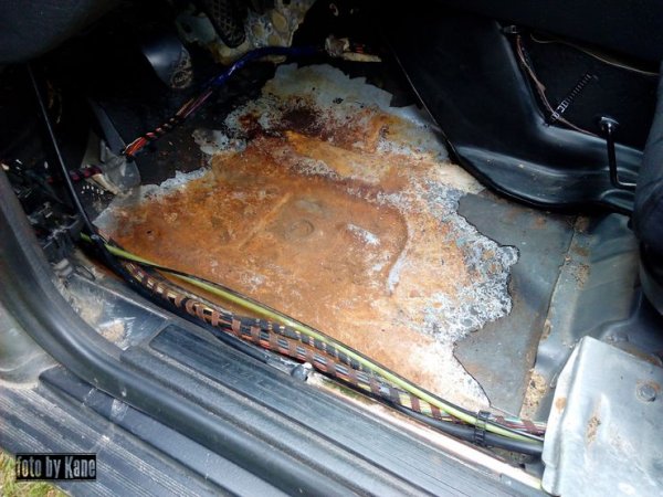 Много често в автомобилите се случва да се запушват дренажните отвори и така водата започва да се стича в салона, като се събират под обвивката на пода. А точно там може да минава трасе с кабели, идващо от акумулатора, който при някои автомобили се намира в багажника и стигащо до двигателя. Водата си намира дупки, в които се събира и захранващите проводници започват да гният, създавайки огромни проблеми на собственика на автомобила.