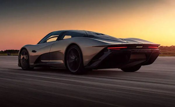 McLaren казва, че Speedtail е неговият най- аеродинамично ефективен шосеен модел, излизал досега, както и най-бързият. Това до голяма степен се дължи на неговата дълга, стесняваща се задна част, която е проектирана да причинява възможно най-малко смущения във въздуха зад автомобила и следователно да намалява съпротивлението.
Опашката е част от причината този McLaren да е по-дълъг от всеки друг, с 5137 мм.
