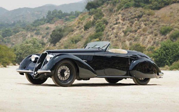 Ар деко икона и върхът на предвоенната автомобилна индустрия. Alfa Romeo 8C 2900B, с каросерия от Carrozzeria Touring и създадена под ръководството на Виторио Яно, е симфония от извити калници, хромирани решетки и дълъг преден капак, който крие 2,9-литров компресорен двигател. Елегантният силует, вдъхновен от състезателните писти, продължава да вдъхновява дизайнерите. Това не е просто автомобил, а скулптура на колела.
