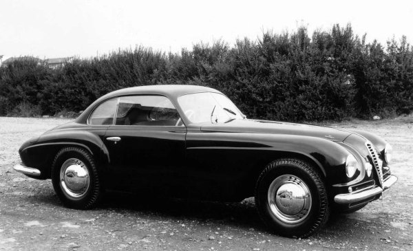 Победител в конкурса за елегантност Villa d’Este през 1949 г. Със своята каросерия от Touring Superleggera, алуминиеви панели, елегантна решетка и наклонена линия на покрива, този модел се превръща в мост между предвоенната класика и следвоенния дизайн. Интериорът от дърво и кожа напомня салон на яхта, а 2,5-литровият шестцилиндров двигател потвърждава, че красотата не изключва мощност.
