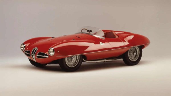 Заради футуристичната му форма този автомобил е наричан "летяща чиния". Disco Volante изпреварва времето си с аеродинамичния си алуминиев корпус. Заоблените контури и липсата на остри ъгли правят колата да изглежда като НЛО. Въпреки че проектът е експериментален, моделът се превръща в символ на смелост, както инженерна, така и естетическа.
