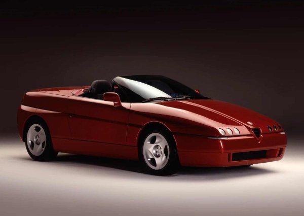 Концепт, изпреварил времето си. Създаден от Pininfarina, Progetto (прототипът на серийния 164) съчетава клиновиден профил, интегрирани фарове и аеродинамични линии. Дизайнът му доказва, че един седан може да бъде динамичен. Въпреки че формите са опростени при производствената версия, Progetto остава еталон за чисти линии.
