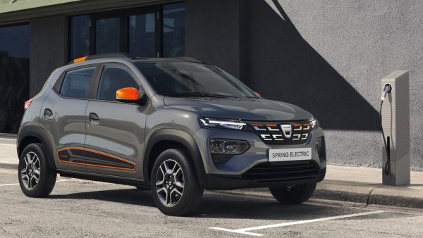 Несравнимо по-достъпна от волвото ще е първата електрическа кола на Dacia. За жалост идването й от Китай в Европа е съпроводено с добавянето на множество оборудване, задължително по новите правила в ЕС, което се отразява и на цената - вместо 9 хиляди евро, колкото е в Азия, тук този електромобил ще се предлага за поради което и цената няма да е под 10 000 долара, а цели 33 100 лева за базовото ниво в България. Дори и така това е най-достъпната кола на ток на Стария континент. Мощността е 44 конски сили, а батерията издържа 230 км в смесен цикъл и 305 км при градско шофиране. 
