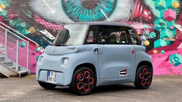 Dacia Spring може да не се радва много дълго на статута на най-достъпен електромобил в Европа. Миниатюрният, но симпатичен и доста футуристичен Ami обещава цена от порядъка на 7000 евро. Вярно, че в замяна получавате максимална скорост от 45 км/ч и едва около 70 км пробег с едно зареждане. Но Ami е замислен като изцяло градски автомобил за споделяне и наемане, така че това не е проблем. 
