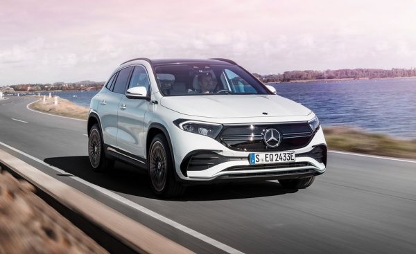 Изцяло новата електрическа гама на Mercedes започва да се попълва. EQA, както подсказва името му, ще е еквивалентът на GLC, и ще дойде със 190 конски сили мощност в европейската версия и със стартова цена от около 46 000 евро. По-нататък вероятно ще има и по-мощна версия с 280 коня и задвижване на четирите колела. 
