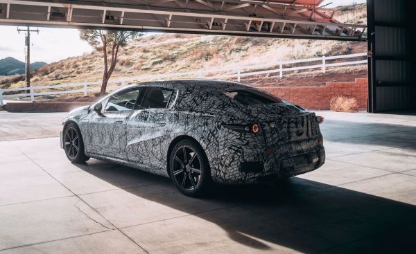 Преди да залее пазара с електрически кросоувъри обаче, Mercedes първо ще представи бъдещето на S-класата. EQS ще е върховият електрически седан в гамата и, по думите на главния изпълнителен директор Ола Калениус, ще вдигне доста летвата в класа. Калениус говори за 700 км пробег с едно зареждане. 
