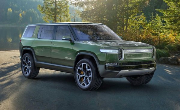 Американският стартъп Rivian най-после е готов с двата си дебютни модела - съответно пикап и кросоувър. Пикапът идва с регулируемо въздушно окачване, 4х4 и способност да тегли до пет тона и половина. Батериите са в три размера - 105, 135 и 180 киловатчаса, като най-голямата дава обхват от 650 км с едно зареждане. Ускорението от 0 до 100 км/ч отнема едва 3 секунди. 
Кросоувърът R1S ще получи същото задвижване и батерии, но малко повече вътрешен лукс, и стартова цена от 72 000 долара. 
