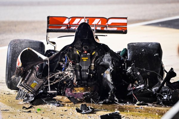 След това инцидентът е показан отблизо, като той прилича на сцена от фирма &bdquo;Терминатор&ldquo;. Болидът на Haas се блъска в бариерата край пистата, разпада се на два, а пълният му с гориво резервоар избухва в пламъци. След няколко секунди от огъня изкача Ромен, като двамата лекари от медицинския екип му помат да се измъкне от пламъците. Цяло щастие е, че Грожан не губи съзнание при удара и успява да разкопчае предпазните си колани.

Французинът е откаран в болница с изгаряния по ръцета и пропуска оставащите до края на шампионата два кръга. През 2021 г. той се премести в серията IndyCar в САЩ, където вече спечели първия си полпозишън и се изкачи на подиума няколко пъти! 