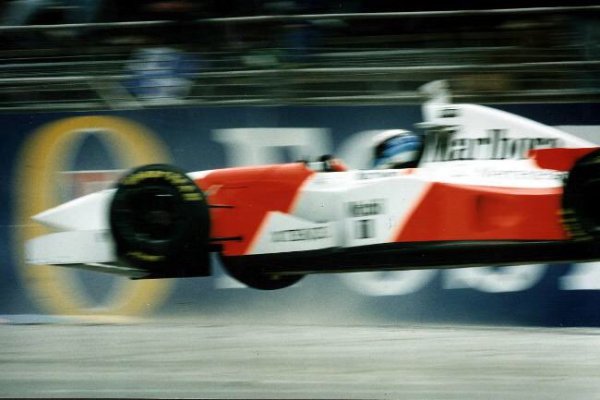 Финландецът Миха Хакинен дебютира във Формула 1 през 1991 г., но още през 1993 г. влиза в един от топ-отборите – McLaren. Хакинен бързо доказва, че има огромен потенциал и е считан за бъдещата голяма звезда на шампионата. През 1995 г. той обаче едва не загива по време на Гран при на Австралия на пистата „Аделаида“, след като катастрофира по време ва квалификациите. Гума на болида на финландеца се пука при висока скорост и колата се удря в стената на пистата.