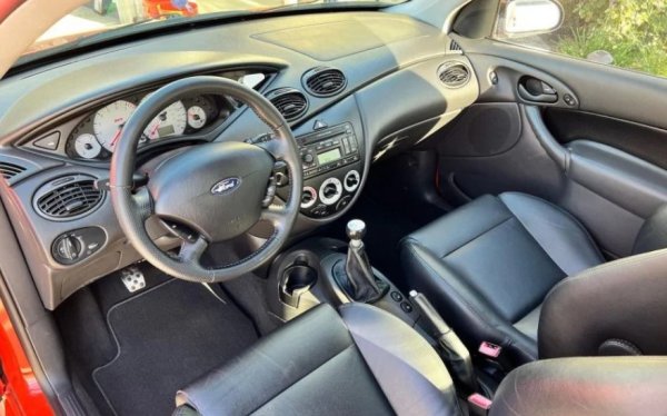 В допълнение към агресивния бодикит, хот-хечът с три врати получи 2,0-литров двигател Duratec, модифициран от специалистите на Cosworth. Те сменят буталата, увеличават съотношението на компресия, инсталират нова цилиндрова глава и двустепенен всмукателен колектор. Всички тези промени доведоха до увеличаване на мощността до 170 к.с.