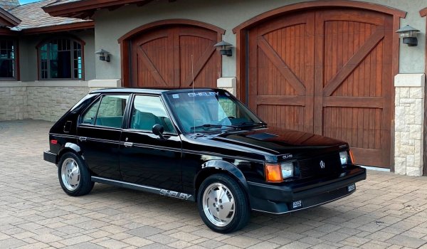 Много хора свързват Shelby с Одиа, но легендарният Карол Шелби също има пръст в разработването на автомобили Mopar през 80-те години. Един от моделите, върху които Шелби повлиява, е Dodge Omni GLH (Goes Like Hell), конкурент на Golf GTI и произвеждан от 1984 до 1986 г. Въпреки че малкият хот-хеч със 110 конски сили беше доста забележителен за времето си, Шелби реши, че може да го направи още по-мощен и купи 500 коли за своята компания.
