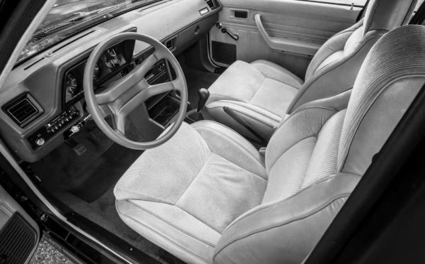 Наречен GLH-S (Goes Like Hell S'more), този преработен хечбек, който се продаваше под марката Shelby, получи актуализирано окачване и персонализирани 15-инчови джанти. Под капака се появи нов всмукателен колектор и междинен охладител, благодарение на които 2,2-литровият турбо двигател беше премахнат 175 к.с. Ускорението от 0 до 100 км/ч при Shelby Omni GLH-S отнева 6,5 секунди. По-късно Шелби модифицира турбината и увеличава мощността на двигателя до 205 к.с.
