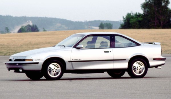 За моделната 1982 година Pontiac представи изцяло нов Sunbird с предно задвижване. Моделът от второ поколение получи версии с различни типове каросерии, включително хечбек с три врати. На негова основа през 1986 г. пуснаха &bdquo;напомпания&ldquo; хечбек Sunbird GT с мощен 1,8-литров турбо двигател, произвеждащ 150 конски сили (203 Нм). 
