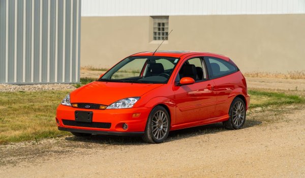 Американската версия на първото поколение Focus се произвежда в САЩ от 2000 до 2007 г. Въпреки това, когато се спомене ориентираната към производителност версия на Focus, първата, която идва на ум, е европейската RS. Въпреки това, първият &bdquo;напомпан&ldquo; Ford Focus е резултат от сътрудничеството между американския екип за специални превозни средства на Ford (SVT) и Special Vehicle Europe (SVE). В Европа се продава като ST170 Focus, а в САЩ като SVT Focus.
