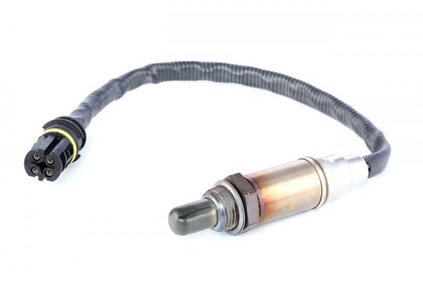 Главен инструмент за понижаване на разхода и вредните емисии на модерните автомобили. Но и той започва да лъже, ако се появи неравномерно разпределение на въздуха или горивото по цилиндрите. Достатъчно е някоя дюза да дефектира, да се разхерметизира всмукателният колектор, да прекъсва свещ или да падне компресията. Даже и при съвсем нова кола няма четири еднакво работещи цилиндъра. Всеки цилиндър би трябвало да си има своя ламбда-сонда, за да е коректно измерването и да се коригира точно съставът на горивната смес. Има такива двигатели, разбира се, но мнозинството предпочитат по-простото (и по-евтино) устройство. 
Датчикът за кислорода може да послъгва и заради човешка намеса - примерно след некачествен ремонт с използване на силициеви уплътнители, които го "отравят". А особено тежка е съдбата му при по-стари автомобили, чиито собственици са решили да премахнат катализатора - често явление в България. 
