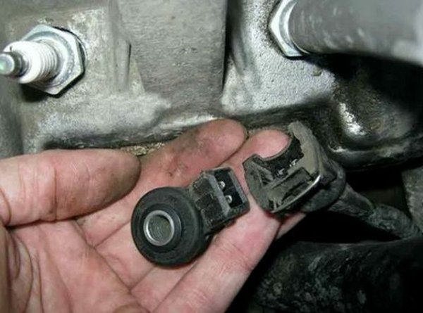 При него ситуацията е същата като при ламбда-сондата - работи, но далеч не идеално. При четирицилиндровите мотори, например, този датчик се монтира между втория и третия цилиндър. Металният блок предава вибрациите доста добре, но все пак датчикът "чува" по-ясно по-близките до него цилиндри. Проблеми в първи или четвърти се отчитат по-трудно. 
