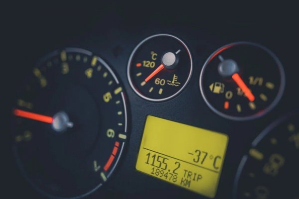 Вероятно и сами сте забелязали, че "термометърът" на автомобила невинаги показва точно. Една от причините е, че различните производители монтират датчика на различни места. Често той е някъде зад предната броня, където се нагрява и от двигателя, и от пътя, особено през лятото при напечен от слънцето асфалт. 
Друг вариант е датчикът да се монтира в корпуса на дясното странично огледало. И тогава може да се окаже, че в слънчев ден температурата е по-висока, ако пътувате на изток, отколкото на запад. 
Впрочем главната роля на този датчик е през зимата - да ви предупреди, когато температурите паднат до точката на замръзването и може да се окачва лед по пътя. Тогава той е достатъчно надежден.
