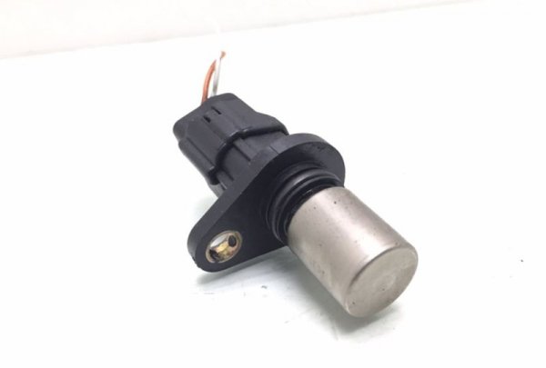 По сервизите му викат "Датчик на Хол", което не е грешно, но не е и съвсем коректно. Всъщност "датчик на Хол" се нарича всеки преобразувател, който променя изходното си напрежение под влияние на промяна в интензитета на магнитно поле (ефект, наречен в чест на американския физик Едуин Хол). 
Датчикът за положението на разпределителния вал използва точно този ефект, и е ключов за контрола на газоразпределението. Може да започне да лъже заради замърсяване с маслени отлагания, или заради корозирали електрически връзки. 
