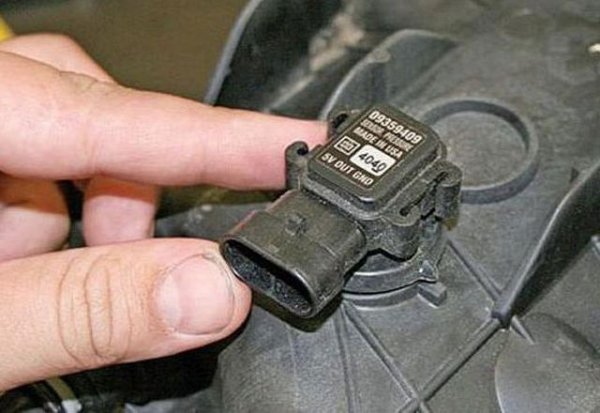 Този датчик измерва и налягането, и температурата във всмукателния колектор. Започва да лъже, когато колекторът загуби херметичност - примерно при нагорели гарнитури, напукани маркучи или затлачване с прах. 
