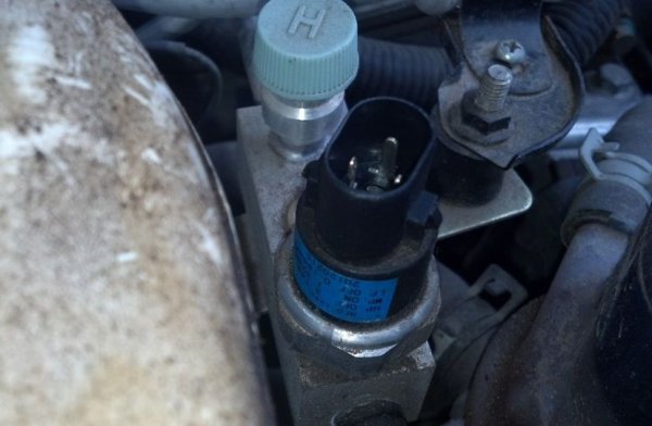 Той е сред най-"великодушните" датчици в автомобила - позволява включването на климатика, дори когато налягането е съвсем малко и хладилният агент е намалял драстично. Нужно е в системата да не е останал никакъв газ, за да се намеси датчикът и да блокира включването й. Всъщност вие ще разберете, че газът е намалял, доста преди датчика - чисто и просто климатикът ще работи едва-едва. 
