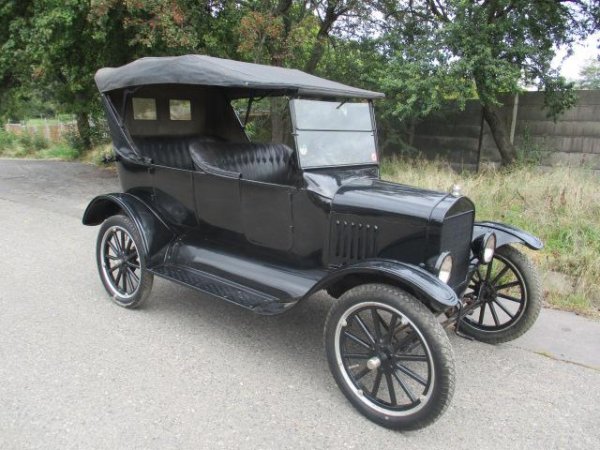 Друг такъв култов автомобил е Ford Model T, който навремето се отличава с достъпната си цена. Общо 15 милиона бройки са произведени между 1913 и 1927 г. Твърди се, че Хенри Форд казвал, че клиентите могат да си купят автомобила във всеки цвят, "стига да е черен", и въпреки че има няколко налични опции за други цветове, осем от всеки десет направени Ford Model T са в черно.