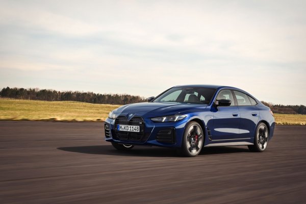 Редови шестцилиндров бензинов двигател, 48-волтова технология Mild-Hybrid (8 кВт/11 к.с.), осемстепенна трансмисия Steptronic, BMW xDrive,
Работен обем: 2 998 см3
Мощност: 374 к.с. при 5500&ndash;6500 об/мин
Максимален въртящ момент: 500 Нм при 1900&ndash;5000 об/мин
Ускорение 0&ndash;100 км/ч: 4,7 секунди
Среден разход на гориво според WLTP: 8,7 &ndash; 8,2 л/100 км
CO2 емисии (комбинирани) според WLTP: 199 &ndash; 186 г/км
