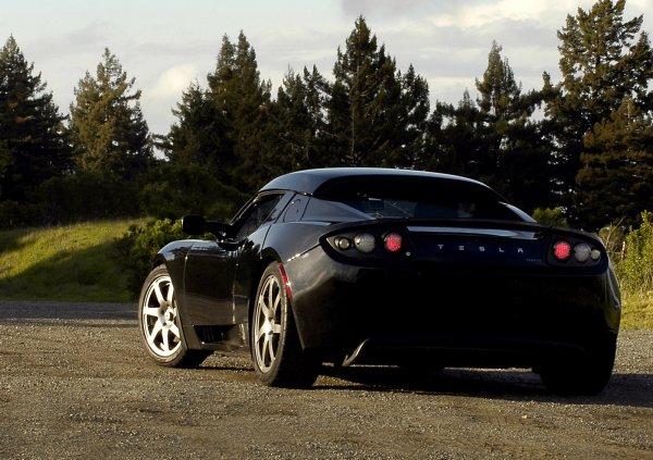 Tesla произвежда първото поколение на Roadster от 2008 до 2012 г., като той се появи преди Model S. По това време тези автомобили не бяха търсени - малко хора се решаваха да закупят електрическа кола, струваща повече от 100 000 долара, която се произвежда от млада компания, непозната на потребителите. Електрическият роудстър с шаси на Lotus и впечатляваща динамика доказаха, че Tesla знае как да създава електрически автомобили.
