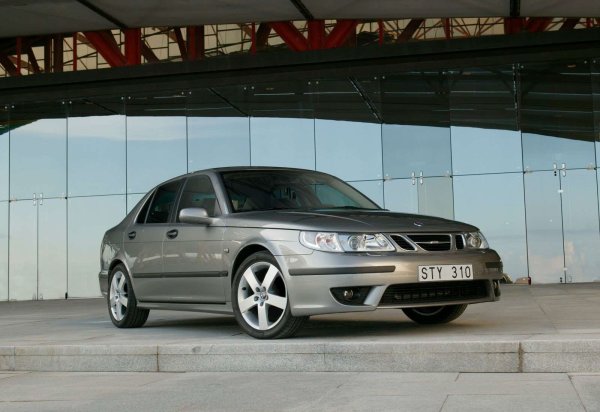 Автомобилите на легендарната шведска марка и днес се виждат често по пътищата и привличат вниманието. Човек може да спори дълго за факта, че &bdquo;истинският&ldquo; Saab приключи в началото на 90-те години с пристигането на General Motors, но всеки добре поддържан модел на марката изглежда зашеметяващо дори днес, тъй като чарът на марката не е отминал.
