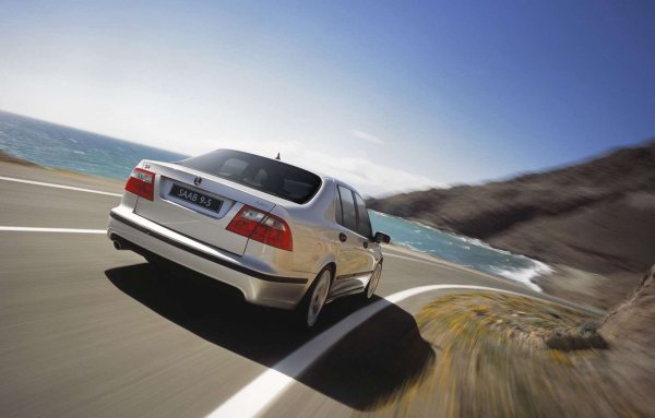 Последното поколение на 9-5 е рядко, защото не беше много търсено, но има всички шансове да се превърне в автомобилна класика в бъдеще. Досега можете да намерите доста свежи копия в продажба на сравнително ниски цени, но всяка година има все по-малко и по-малко от тях, така че ако искате да се потопите в скандинавския вкус на Saab на нашето време, трябва да побързате.
