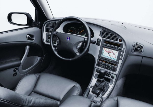 Сравнително малкият тираж, приятният дизайн и статутът на един от най-новите модели на марката свършиха своята работа - дори и днес той вече се чувства ексклузивен. Едва ли Insignia, която е на същата платформа, може да се похвали с това.
