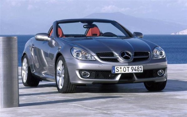 Рейтинг на надеждност: 90,2%

Въпреки че 31% от SLK, участвали в проучването, са имали повреди, повечето са остранени бързо и евтино. Най-големи главоболия причиняват климатикът, батерията и различните електрически системи. 80% от автомобилите са поправени в рамките на един ден, а другите бяха отново на пътя за по-малко от седмица. Никой не е платил повече от 300 лири.