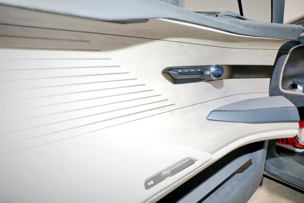 Воланът и педалите на концептуалния модел се прибират при преминаване на безпилотен режим, но това е нещо, което компанията не предвижда за серийния автомобил. Салонът на модела е в стила e-tron GT, но ще предлага повече пространство, лукс и висококачествени материали. В него ще има дисплей с допълнена реалност, цифрови услуги, следващо поколение на Audi Virtual Cockpit и динамично осветление.