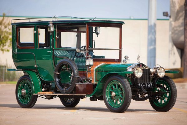 Голям пробив прави британската компания Rolls-Royce, която през 1905-та представя шасито 40/50HP, на базата на което е създаден прочутият Silver Ghost, превърнал се в икона на надеждност и дълговечност.

Шасито Rolls-Royce 40/50HP се оказва толкова успешно, че се произвежда до 1921 година. Направени са общо 6173 Rolls-Royce 40/50HP. Минималната цена на автомобила през същата година е 11 750 долара, а средната месечна заплата на работник в САЩ - около 70.
