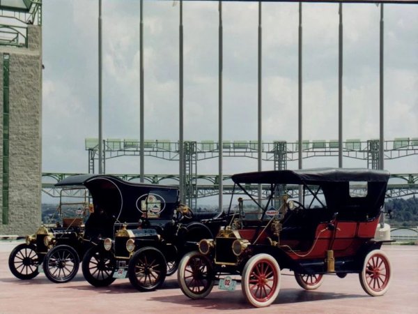 Хенри Форд прави революция и "качва" на автомобила не само Новия свят, но и останалия. Всички му подражават и подобни народни коли са създадени и в други страни по света. Става сума за Ford Model - просто и надеждно превозно средство, което се произвежда без значителни промени от 1908 до 1927 година. Общо от модела са сглобени над 15 милиона бройки.

Цената на Ford Model T в началния период на производство през 1908-1910 е 850 долара, което е около една трета по-евтино от колите от този клас, продавани тогава. 10 години по-късно обаче, с въвеждането на конвейера, производствените разходи рязко спадат. Моделът се продава за 350 долара, което през 1920-та е около половината от средния годишен доход на американския работник.
