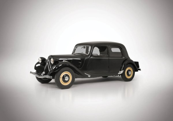 Най-прочутият модел на Citroen през първата половина на 20-ти век е Traction Avant, представен през 1934 година. Името на колата се превежда като "Предно задвижване". Това е революционен автомобил, проектиран от известния италиански дизайнер Фламинио Бертони.

Моделът се задържа на конвейера от 1934 до 1957 година. Произведени са общо 760 000 бройки. Цената на автомобила рпрез 1934-та е 15 000 франка, а средната работна заплата във Франция по онова време рядко надвишава 1400 франка.
