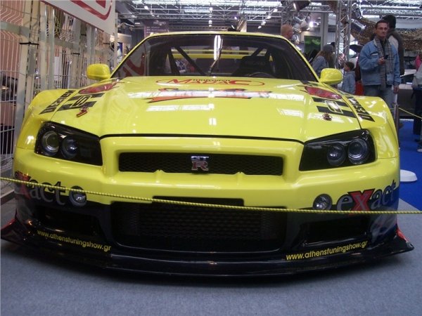 Колата е оборудвана с V12 агрегат от Mercedes