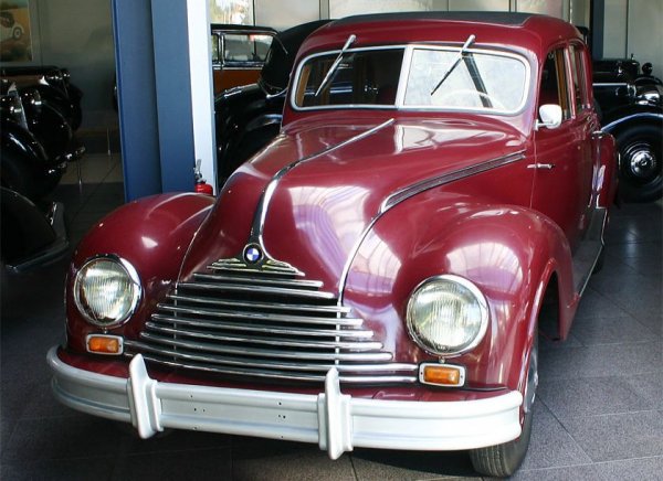 Първият модел, сглобяван в Айзенах след войната, е по същество предвоенно BMW. Даже емблемата се запазва, само буквата B - от Bayerische - e заменена с Е (от Айзенах)