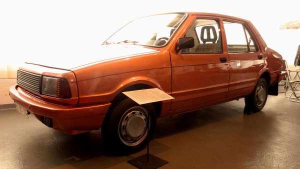Много любопитен проект от средата на 70-те, разработен съвместно с Skoda и Trabant. Двигателят, а очевидно и дизайнът, са дело на чехите. Арабската петролна криза обаче слага край на проекта, защото вече не стигат ресурсите за строителството на необходимите нови поточни линии 

